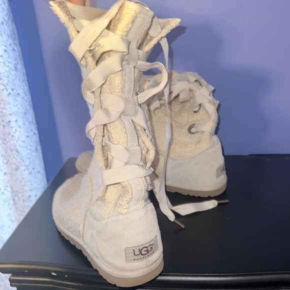 UGGS Women size 8. Cream lace up. - Picture 2 of 6